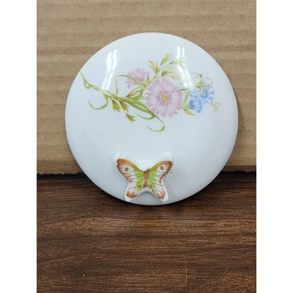 Small Trinket Round‎ Box W/Lid Featuring Pink & Blue Flowers And A 3D Butterfly.